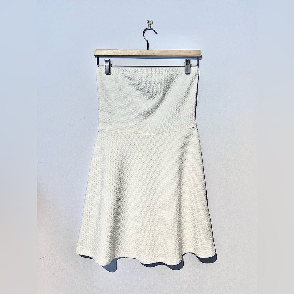 🍒2/$15  NWOT H&M textured strapless mini dress (white)